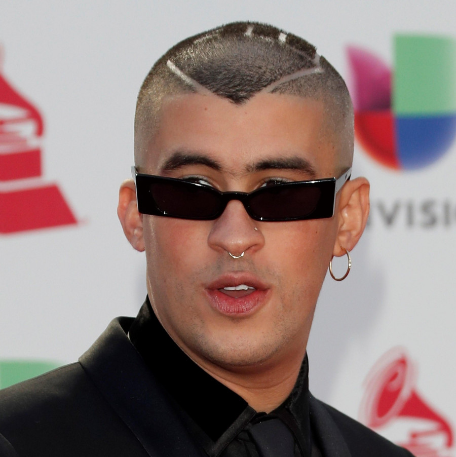 El cantante de trap Bad Bunny reparte regalos a miles de niños