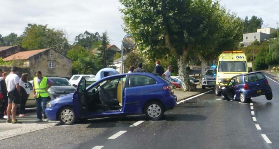 Un sexagenario resulta herido en un accidente entre su vehículo sin carnet y otro coche en Leiro