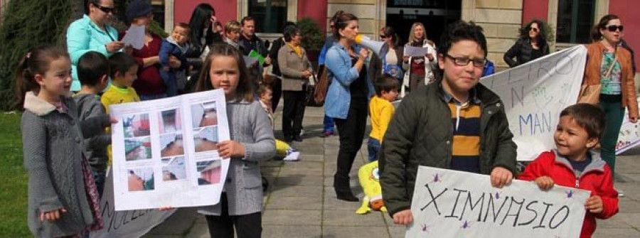 Vecinos de Rubiáns acuden a Louzán para que se mejore el pabellón del colegio