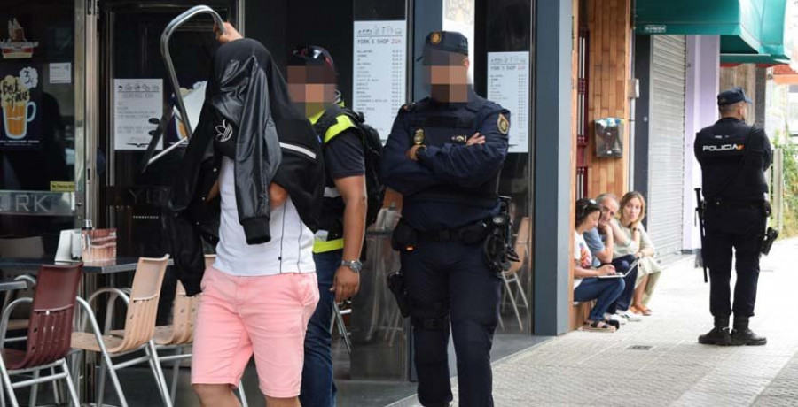 Detenidos en Boiro un conocido hostelero y un socio y registradas tres propiedades en una operación antidroga