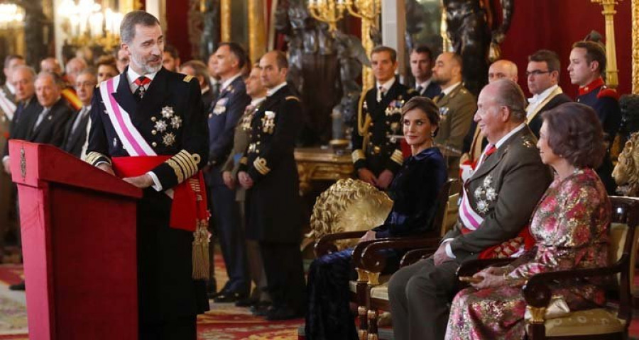 El rey homenajea a Juan Carlos I en 
la Pascua Militar por su “leal servicio”