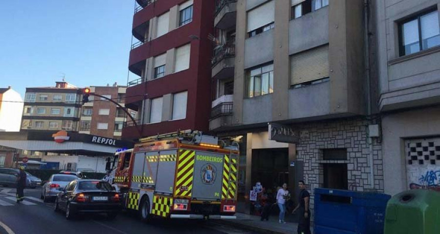 Ravella realoja en hostales a cuatro familias afectadas por el incendio de un piso en Juan Carlos I