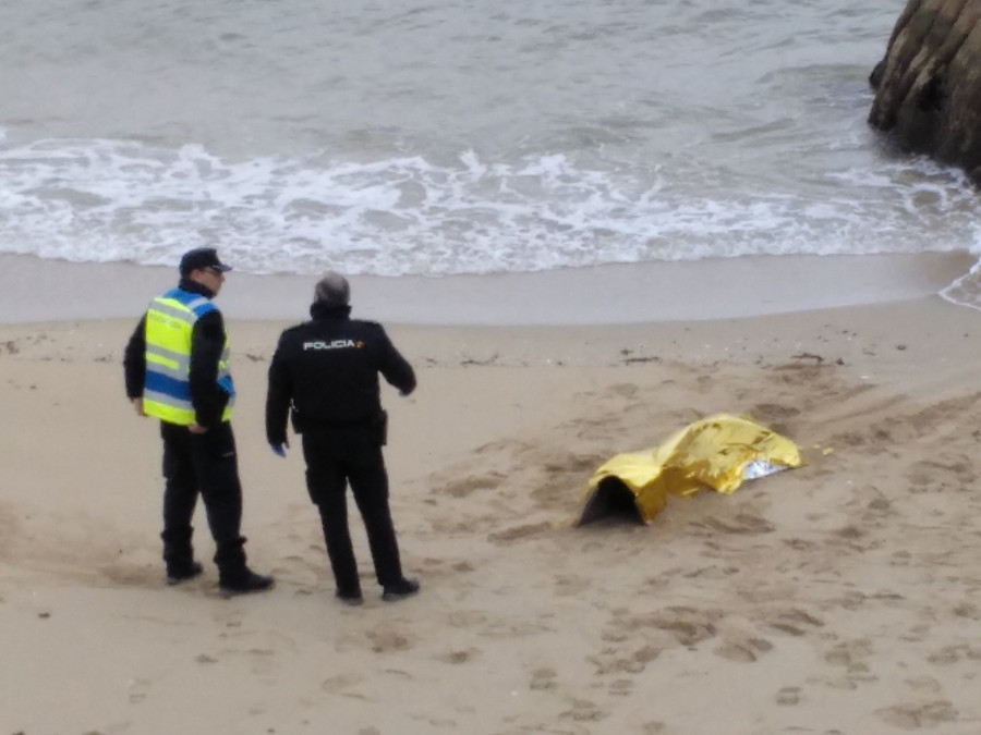 Descubren el cadáver de un hombre en la playa ribeirense de O Touro