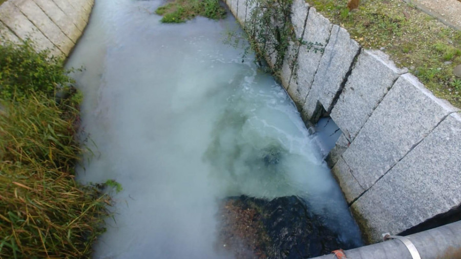 Denuncian la pasividad municipal ante los frecuentes y graves vertidos en el estuario del Breiro