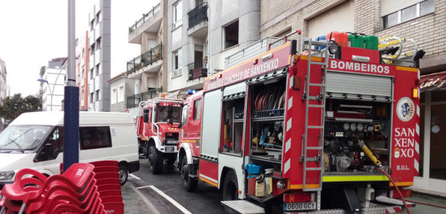 O GROVE - Un incendio de origen desconocido calcina una vivienda en la calle Castelao