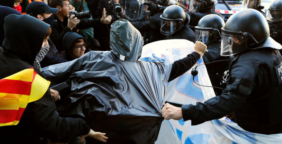 Los Mossos cargan contra los CDR cuando  iban a enfrentarse a una marcha policial