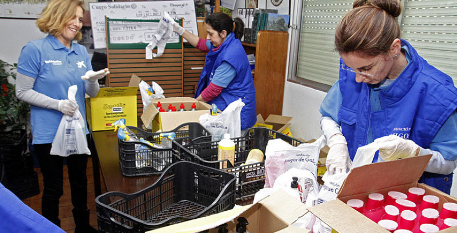 Trabajadoras de CaixaBank ayudan a Amigos de Galicia en la preparación de paquetes
