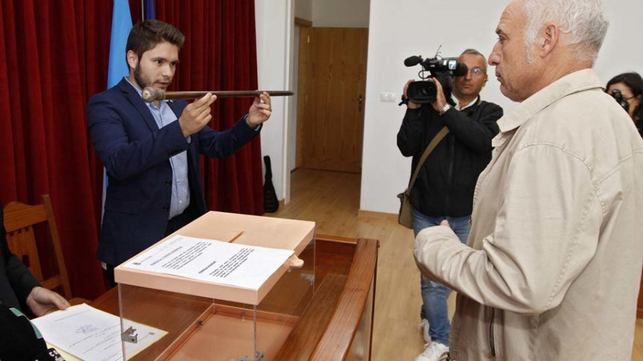 Castaño y su equipo buscan gobernar en solitario en Catoira con las reticencias del Partido Popular