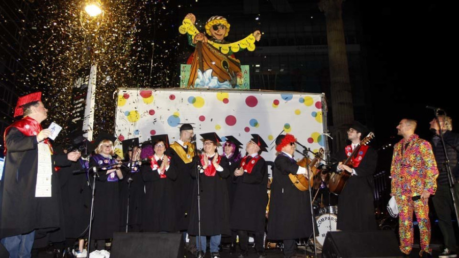 A Coruña vuelve poner en su trono al dios Momo para iniciar los días grandes del carnaval