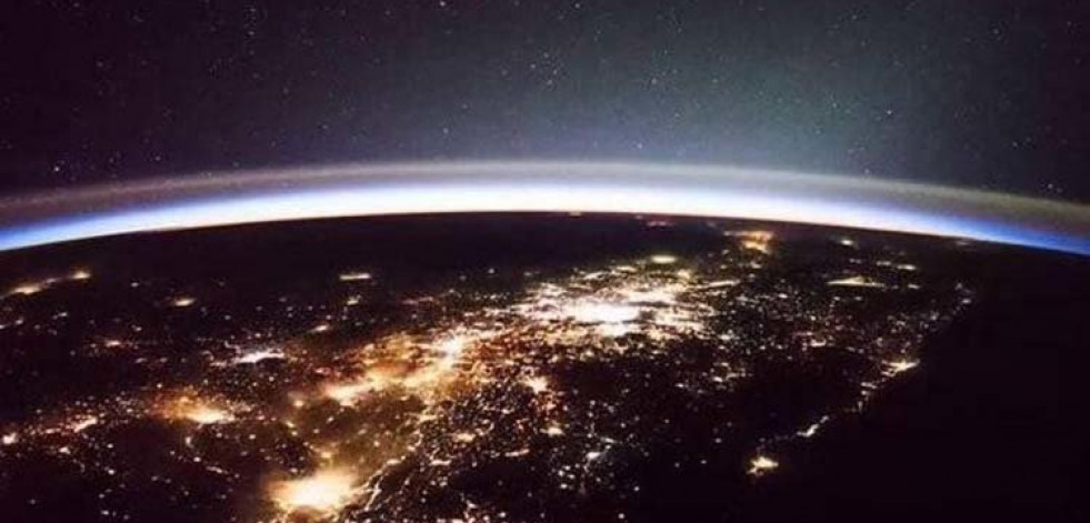 Graban extraños objetos móviles sobre la Tierra