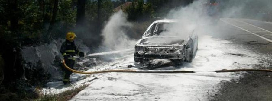RIANXO-Evitan que un incendio de un automóvil se extienda por una zona de monte de Isorna