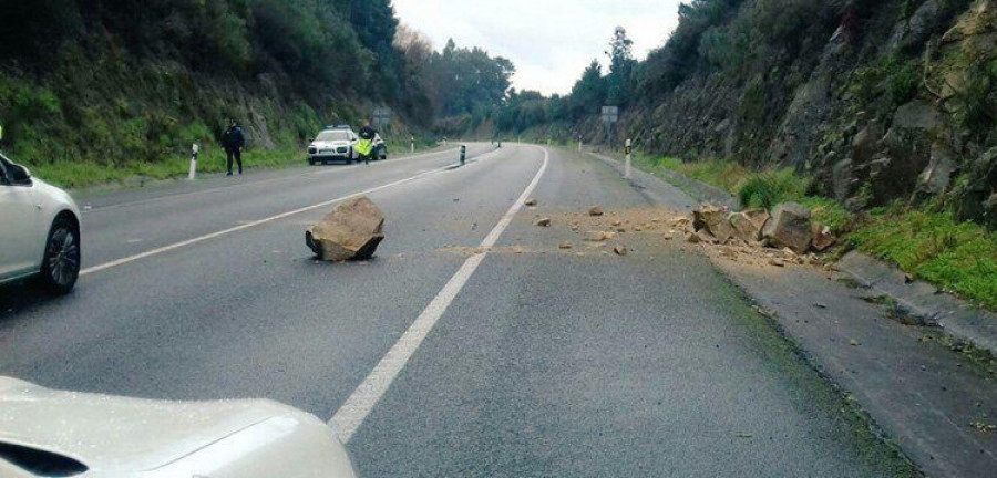 O Salnés.- Riesgo de desprendimientos en la Vía Rápida tras la caída de una piedra de gran tamaño