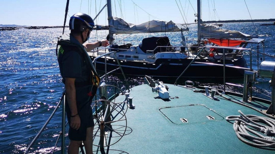 La Guardia Civil rescata un velero sueco a la deriva cuando amenazaba con colisionar con unas bateas