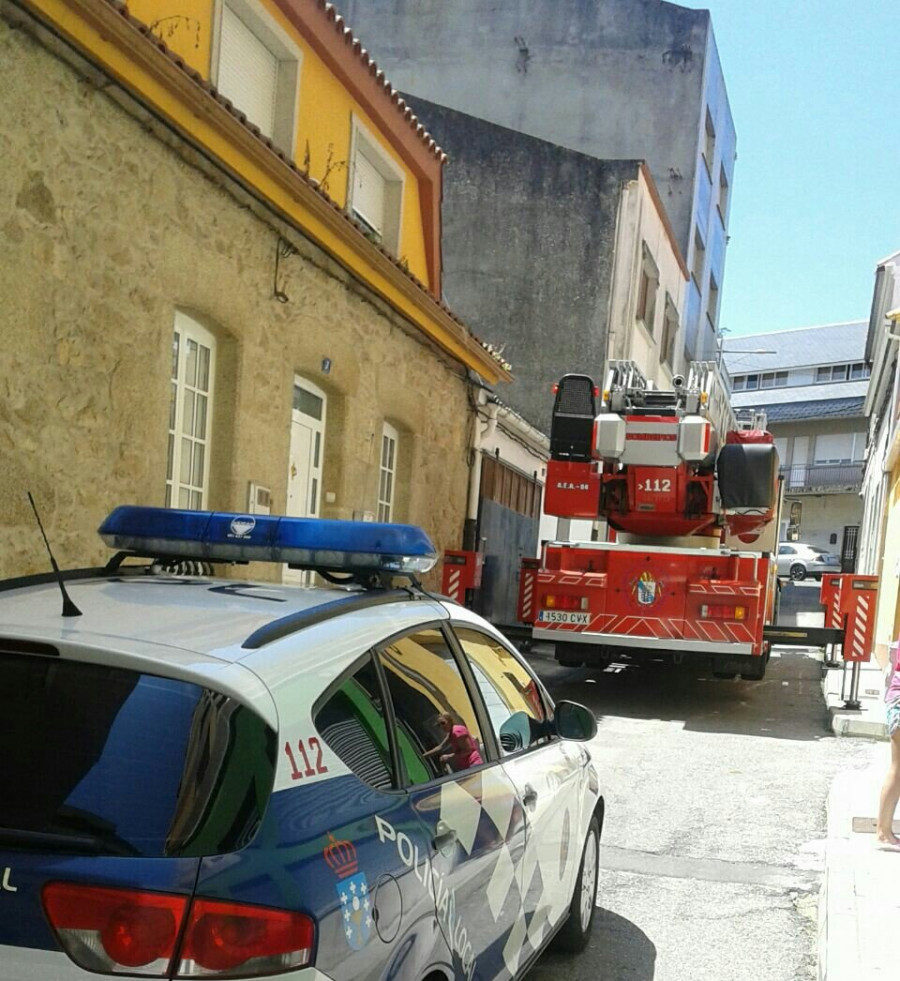 RIVEIRA - Rescatan a un águila que quedó enganchada en la antena de un edificio