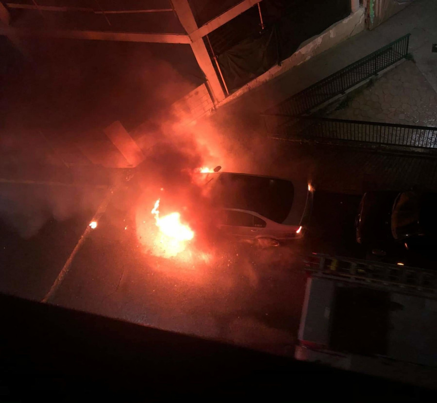Arde la parte del motor de un vehículo aparcado en la Rúa Rafael Dieste de Ribeira