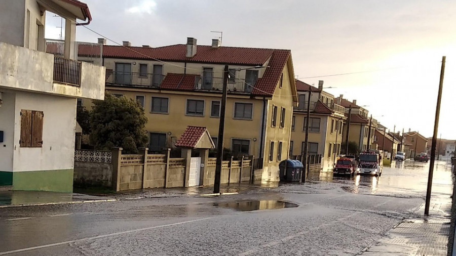 Presentan quejas tras apear el bus escolar a un grupo de menores en medio del temporal ante un vial anegado