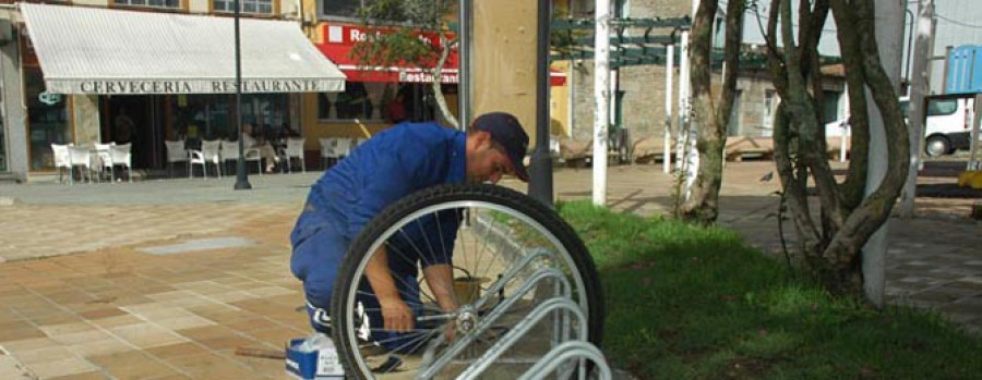 RIVEIRA - Instalan catorce nuevos aparcabicicletas en el casco urbano y varias parroquias