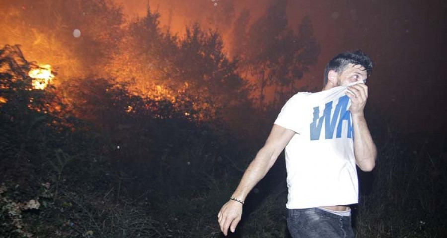 Efectivos y vecinos luchan contra varios focos de fuego en Saiar y A Armenteira