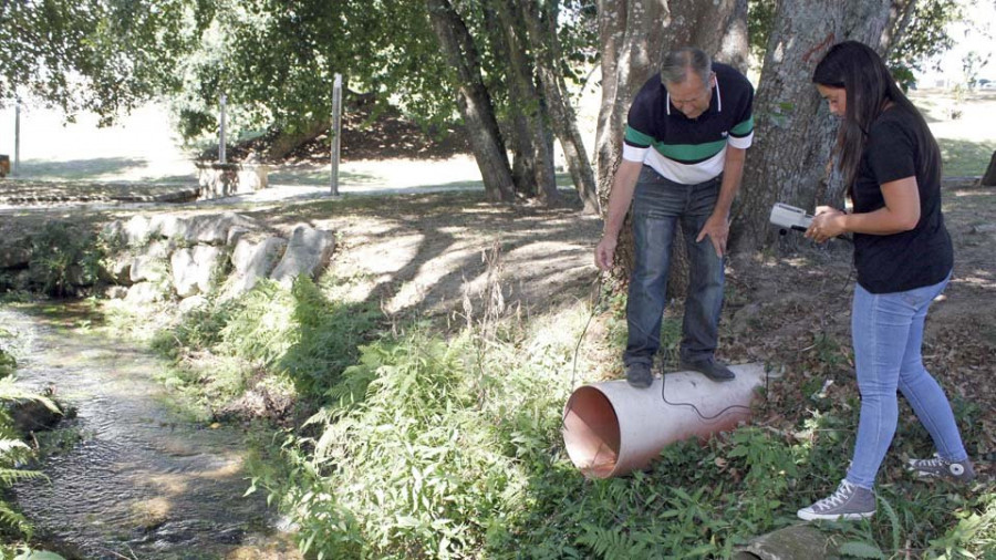 Un vertido contaminante mata decenas de peces en O Con a su paso por el parque de A Coca