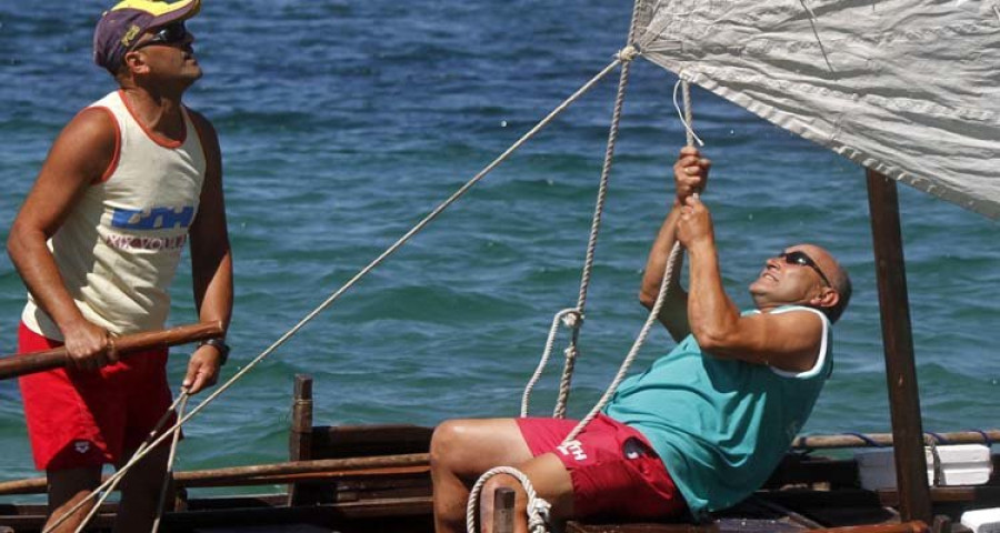 Reportaje | A Illa seduce con su regata de O Bao de dornas y con el tirón del marisco en O Cantiño