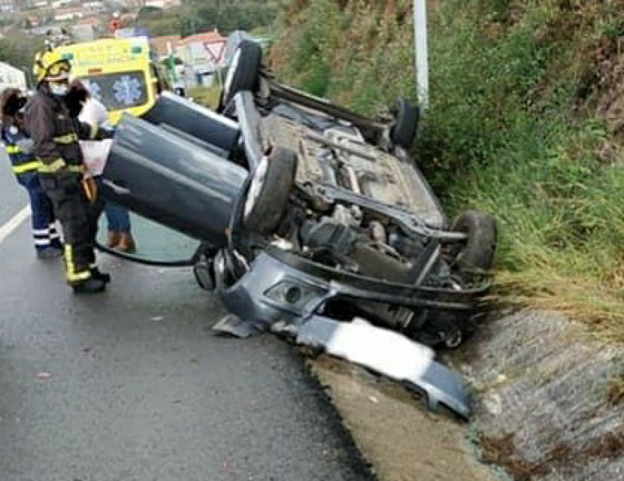 Heridas tres personas en una colisión frontal en la AC-305 a su paso por el lugar de A Magdalena