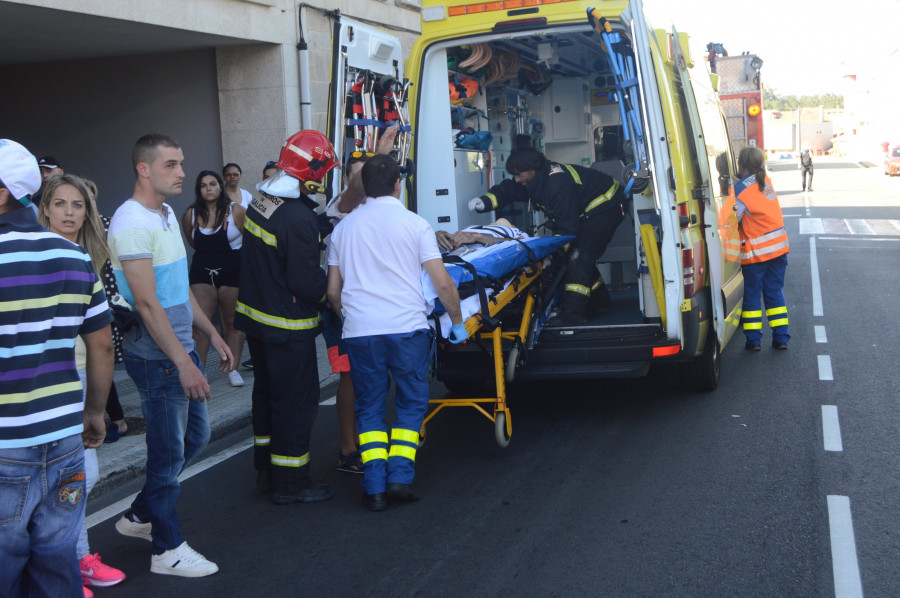 RIVEIRA - Un joven motorista resulta herido grave en un accidente contra un coche en Palmeira