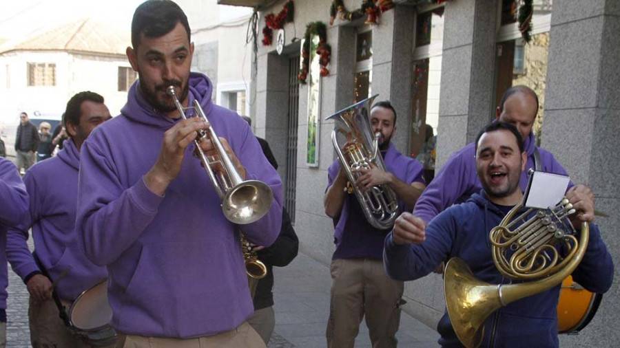 San Julián añade charanga y verbena a la alta etiqueta de la celebración patronal en A Illa