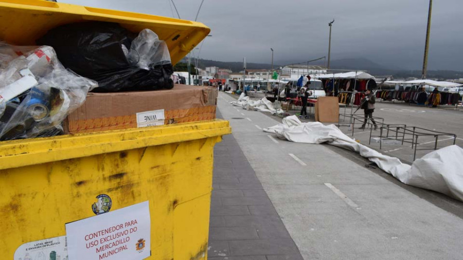 Obligan a los vendedores ambulantes a recoger la basura que generan en el mercadillo de Ribeira