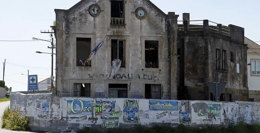 El dueño del cuartel de Noalla inicia su derribo tras doce años de espera