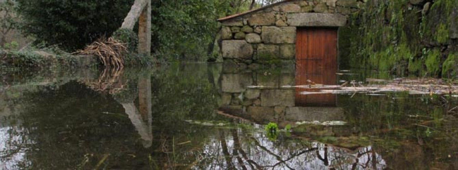 La apertura del embalse inunda el cauce del Umia