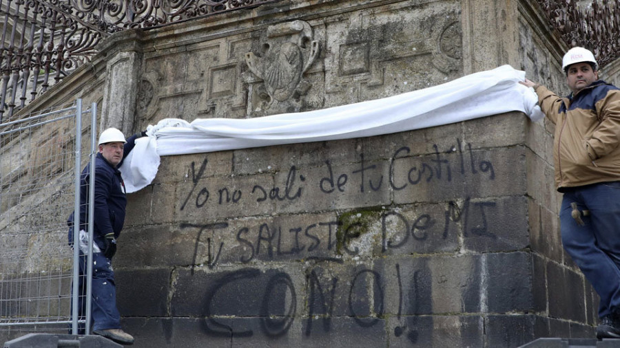 Las nuevas pintadas en la Catedral enfrentan al Ayuntamiento y la Xunta