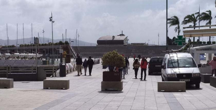 El Concello coloca bloques de piedra en González Besada para frenar el paso de coches
