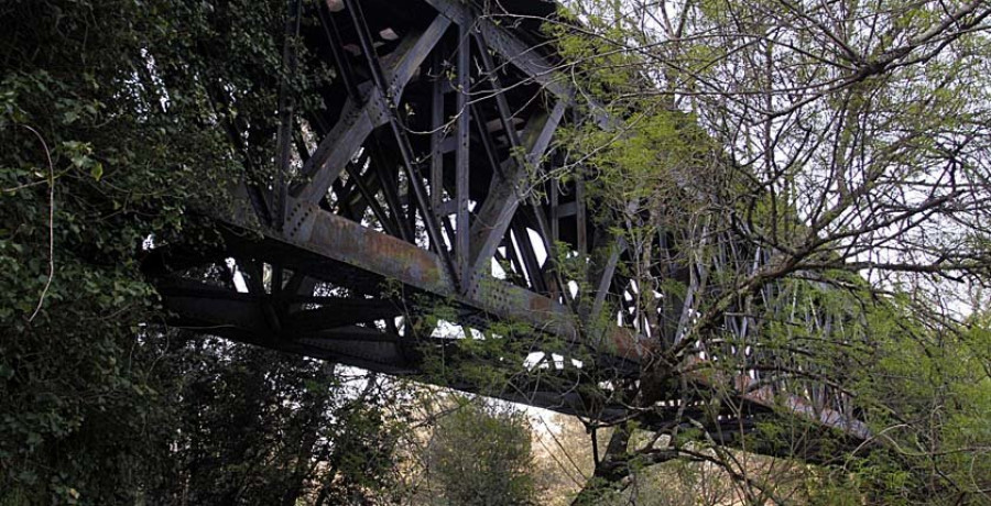 La Xunta estudia rehabilitar el puente de hierro de la Vía Verde en Caldas