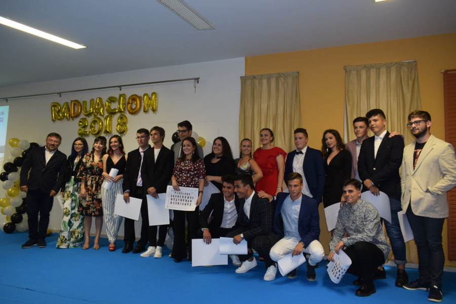 Un centenar de alumnos del IES Nº1 de Ribeira celebró su graduación