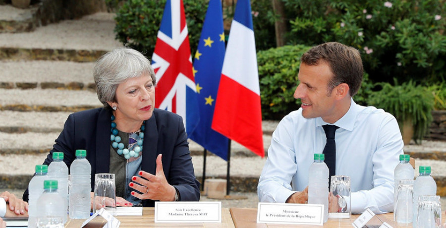 Theresa May busca en Francia el apoyo de Macron a su plan sobre el Brexit