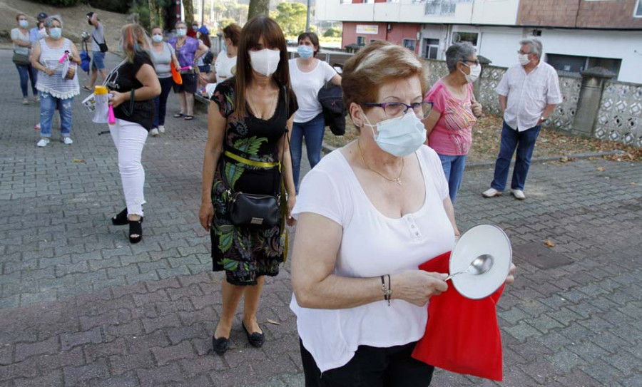 Ravella se salta a la plataforma y convoca a las comunidades de vecinos de O Piñeiriño