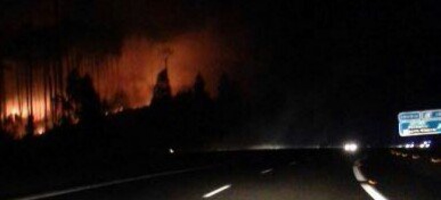 RIVEIRA - Arden 9 hectáreas de monte arbolado en un incendio en el lugar palmeirense de Ventín