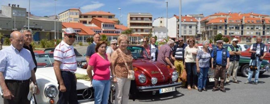 Una caravana de coches clásicos de Tomiño se detuvo en la zona atraída por sus parajes
