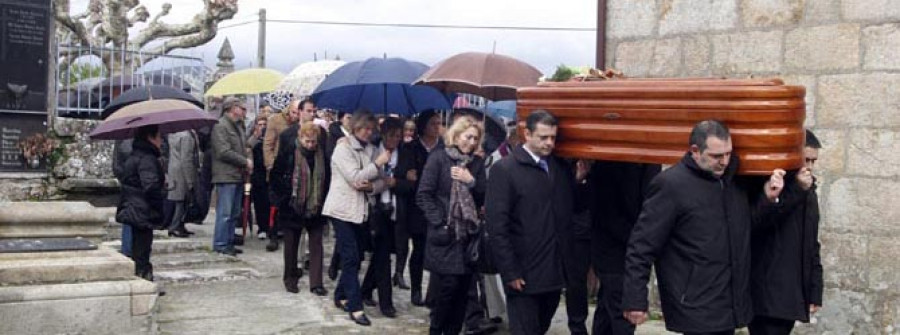 Familiares y amigos despiden al concejal Tucho Carballo en la iglesia de Sobradelo