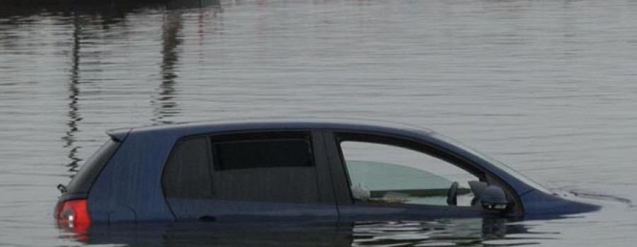 RIVEIRA - La marea “se traga” un coche en el puerto