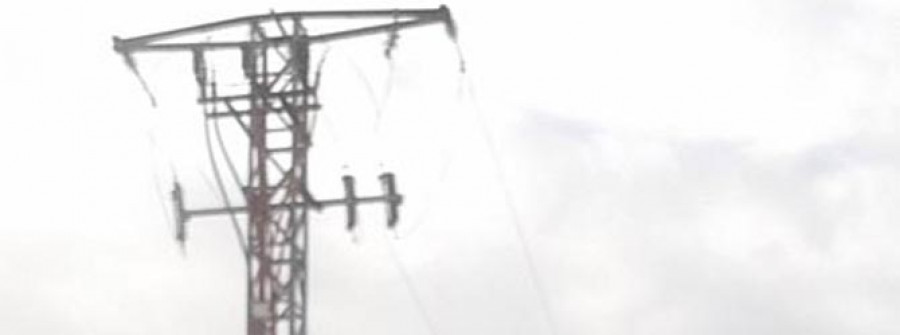 PONTECESURES-Piden solución a las “frecuentes” explosiones de una torre eléctrica