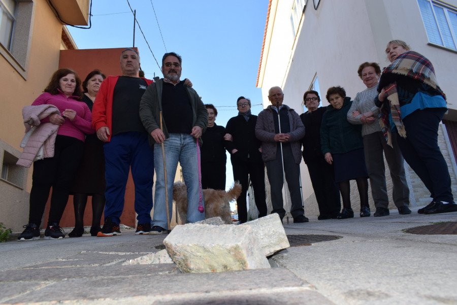 Residentes en Castiñeiras salen a la calle para pedir al Concello que “se respete o noso descanso”