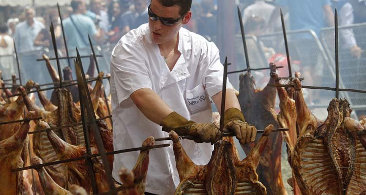 Reportaje | Moraña reúne a más de 3.000 comensales en la Festa do Carneiro ao Espeto