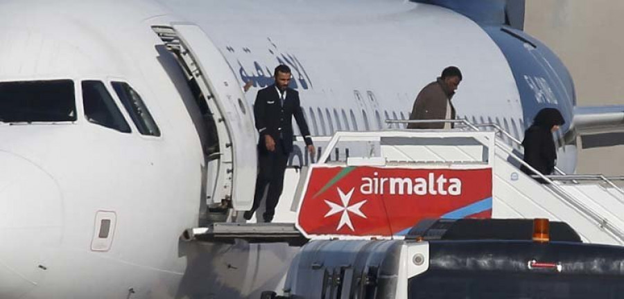 Dos partidarios de Gadafi secuestran un avión, lo desvían a Malta y después se entregan