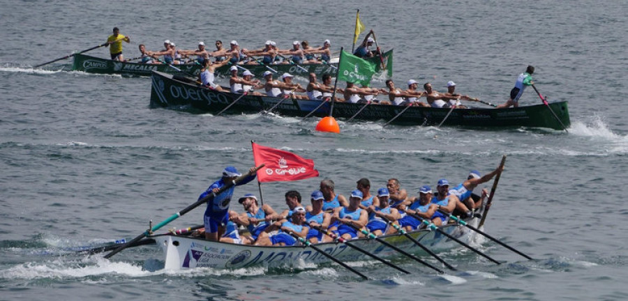 La trainera femenina de Mecos se lleva la bandera Virxe do Carme