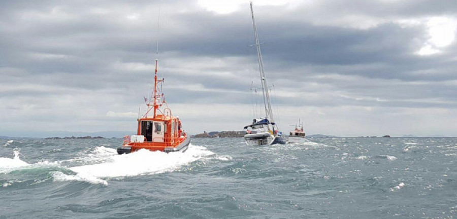 Rescatados los tres tripulantes de un velero francés cerca de Corrubedo