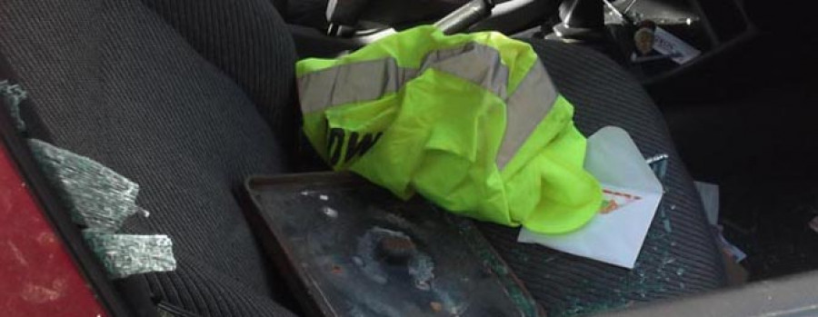 A POBRA - Rompen la ventanilla de un coche y roban una cámara de fotos y otra de vídeo por valor de 3.000 euros