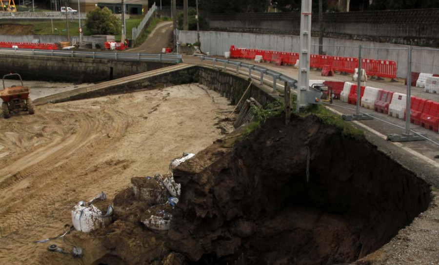 Cerrada al tráfico Víctor Pita por la erosión provocada por la marea en la zona  de obras de Canelas