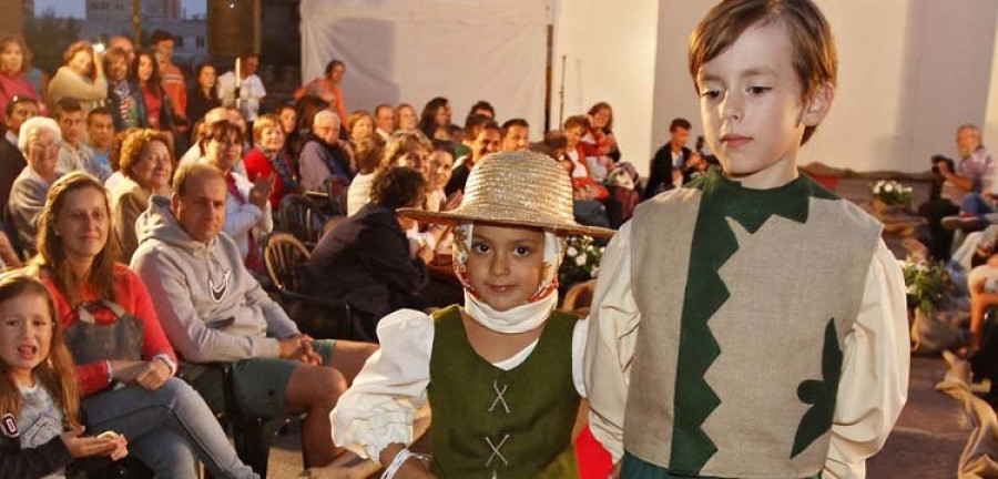 Un desfile de trajes tradicionales recauda fondos para el TDHA