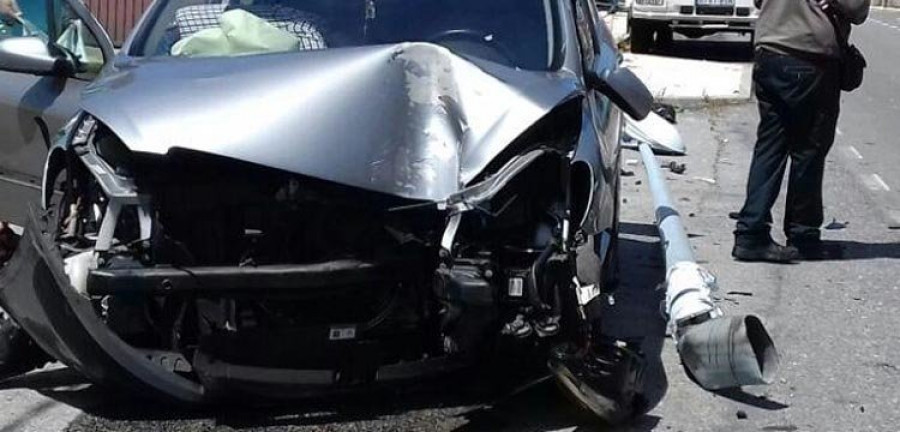 Una conductora, herida tras chocar contra un vehículo, contenedores y derribar una farola